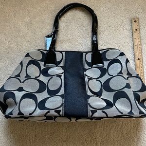 EUC Signature three pocket Coach Purse
